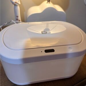 Munchkin Touchless Wipes Dispenser - Features Nightlight